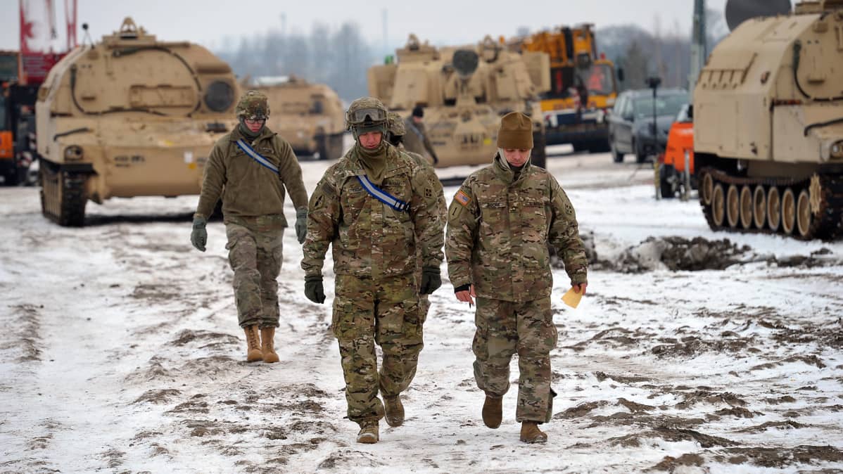 Yhdysvaltain armeijan 3. panssariprikaatin sotilaita saapumassa Puolaan.