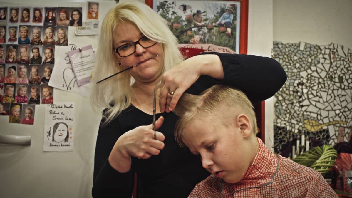 Nina leikkaa hiuksia.