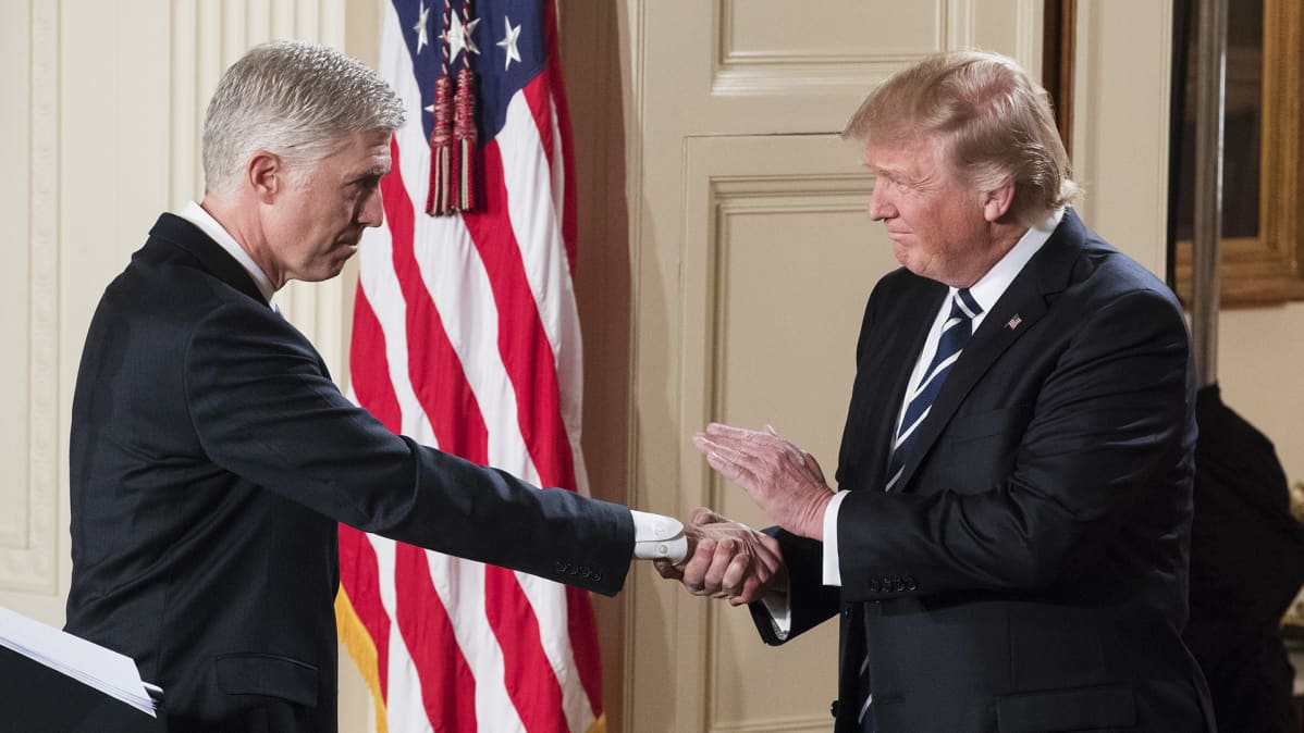 Donald Trump kättelee vetoomustuomioistuimen tuomari Neil Gorsuchia.