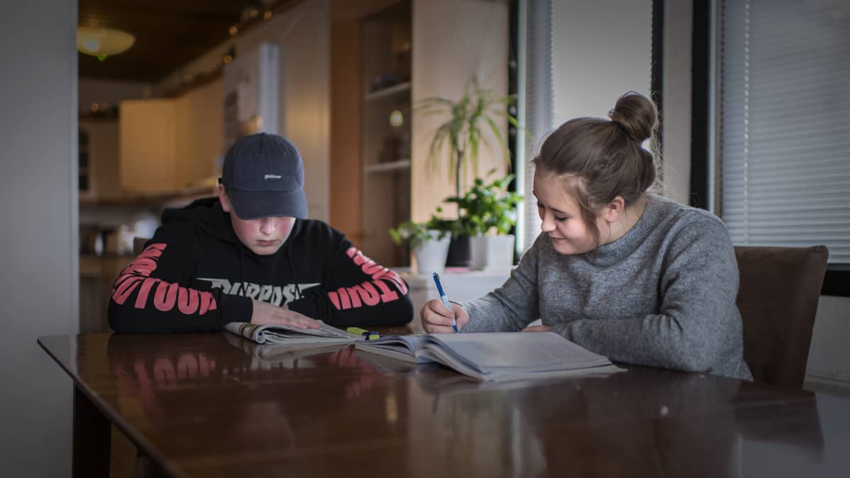 Saaron ja Aadam Peltoniemi opiskelevat kotona itsenäisesti koulusta saamiensa homeoireiden vuoksi.