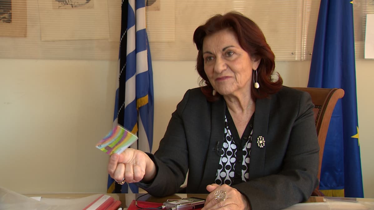 Kreikan sosiaaliministeri Theano Fotiou esittelee pankkikorttia, jollaisen avulla kreikkalaisille jaetaan toimeentulotukea. Kortti otettiin käyttöön vasemmistolaisen Syriza-puolueen valtakaudella.