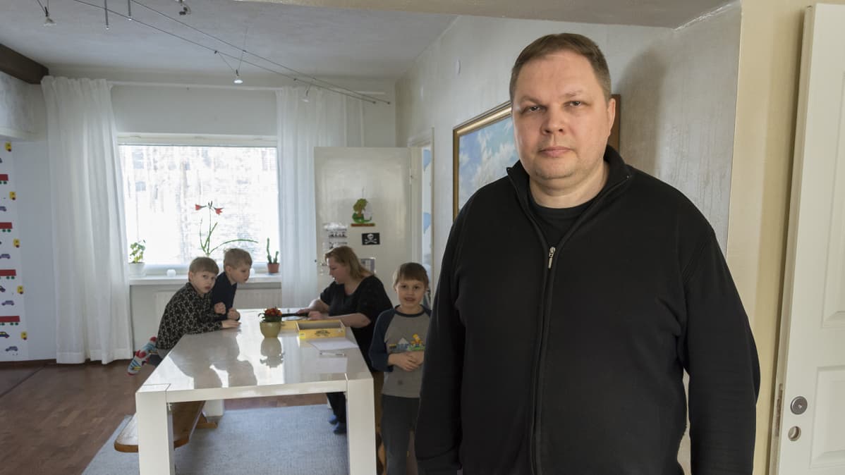 Osmo Syvävirta ja perhe kodissaan