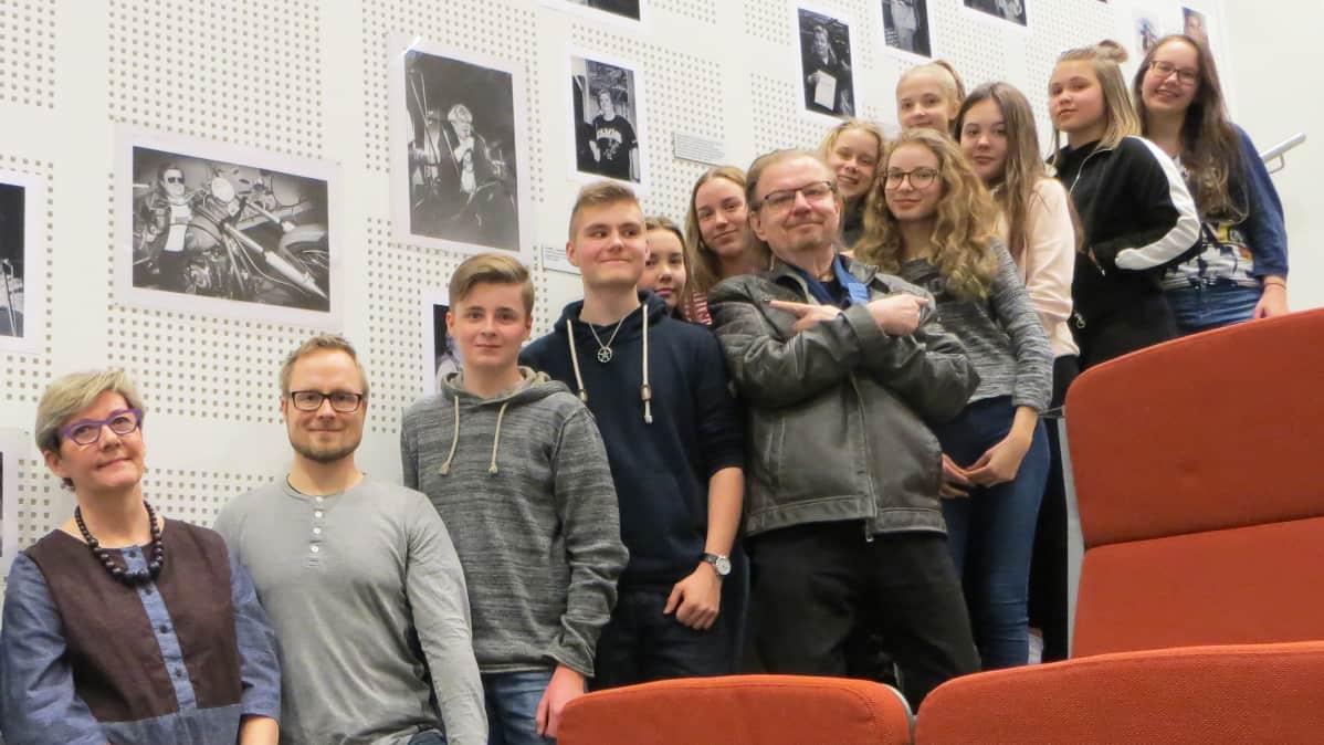 Jope Ruonansuu ja näyttelyn työryhmä.