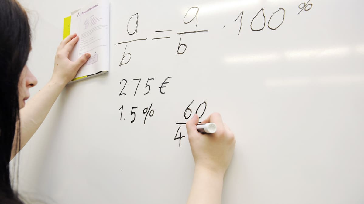 Koululainen matematiikan tunnilla.