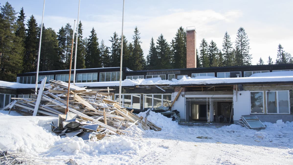 Purkujätettä purettavan koulun edustalla