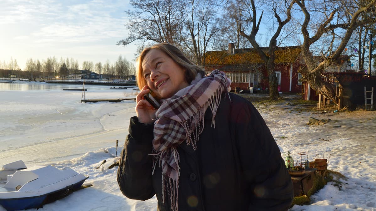 Kuvassa Outi Airola talvisen meren äärellä