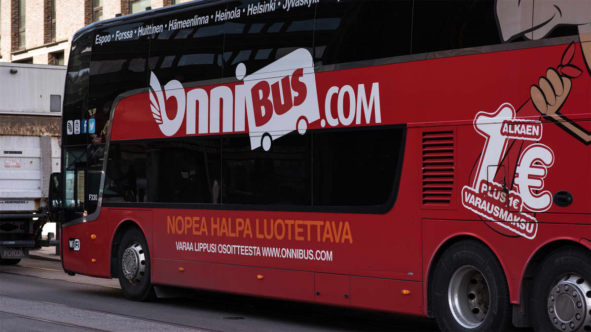 Onnibus saapumassa Helsingin Kampin terminaaliin.