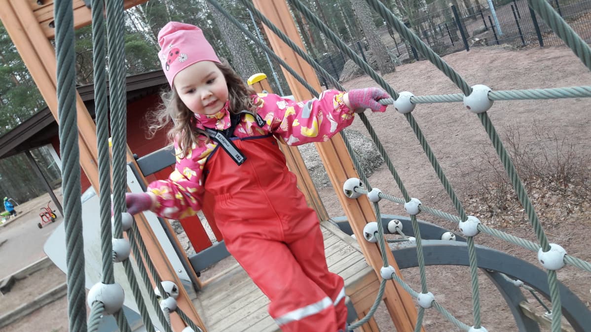 Selma halusi kiipeillä Lankilan päiväkodilla.