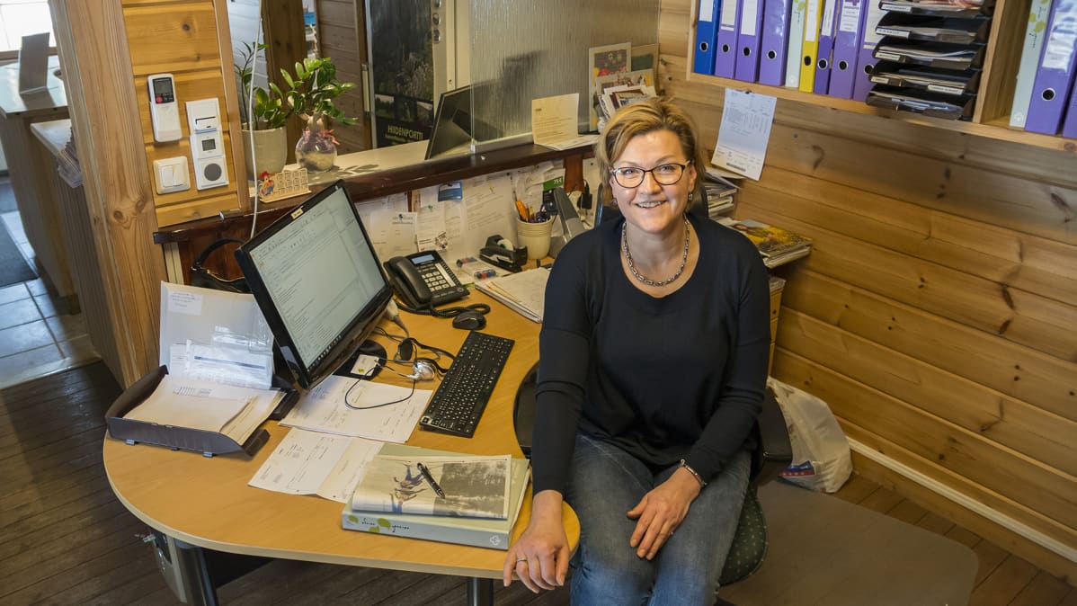 Larissa Tammis työpöydän ääressä