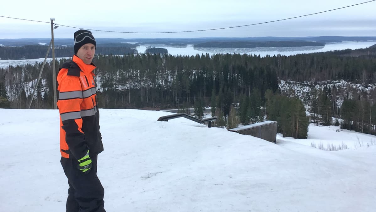 Rinnekeskus Pääskyvuoren yrittäjä Petri Valkama tyytyväisenä rinteen päällä.