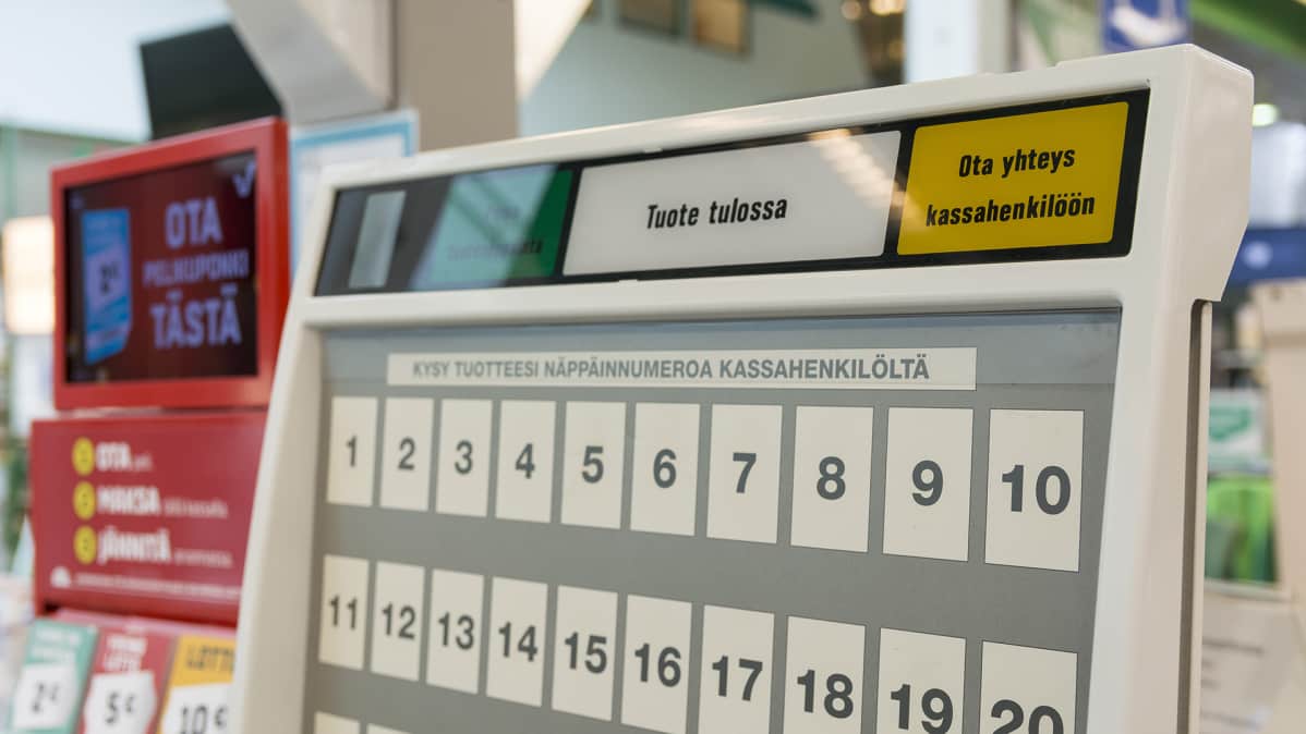 Tupakka-automaatti kaupan kassalla.
