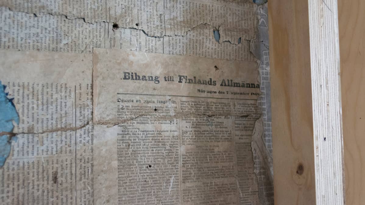 Vanha sanomalehden sivu historiallisessa talossa.