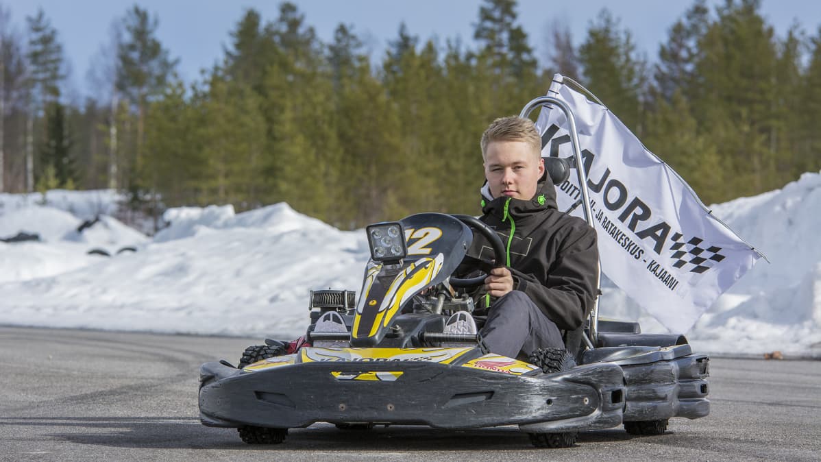 Aatu Moilanen istuu karting-autossa