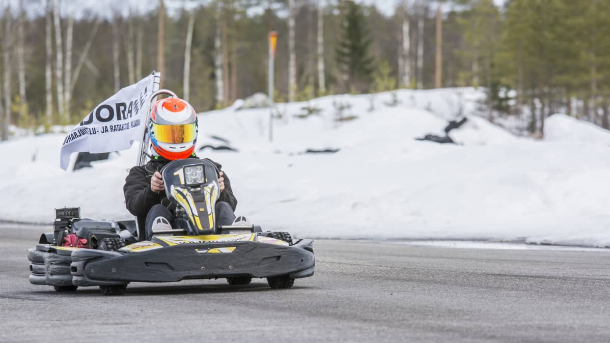 Aatu Moilanen ajaa karting-autolla