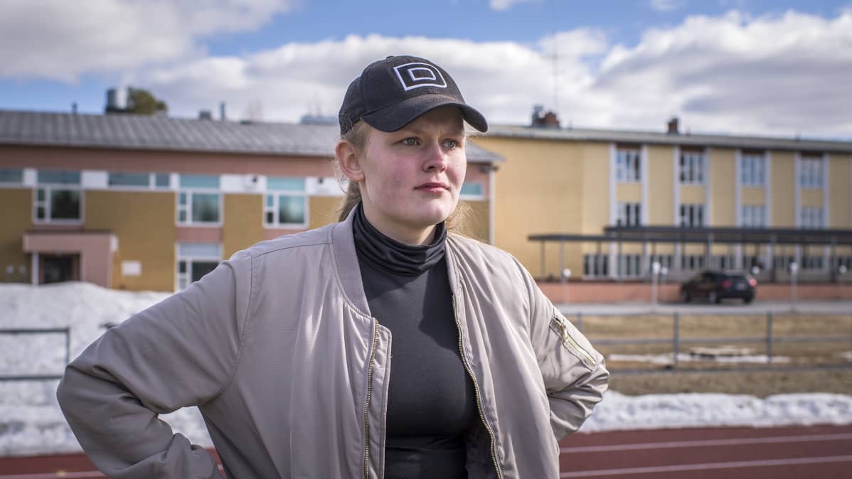 Nivelsiteet venäyttänyt Perhon keskuskoulun oppilas Elisa Syrjälä seuraa sivusta toisten juoksuharjoitusta.