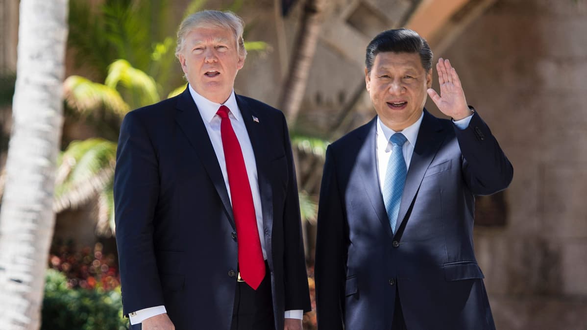 Yhdysvaltain presidentti Donald Trump ja Kiinan presidentti Xi Jinping kuvattuna tapaamisensa aikana Floridassa 7. huhtikuuta 2017.
