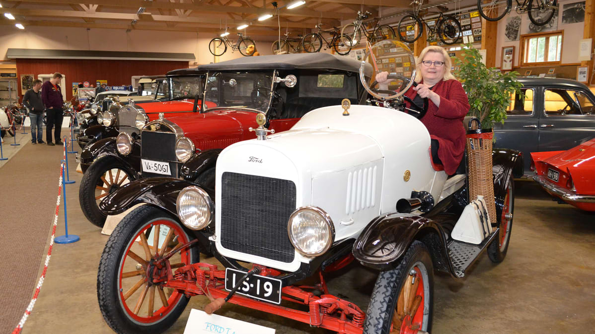 Leila Suutarinen Ford-museoauton ratissa.