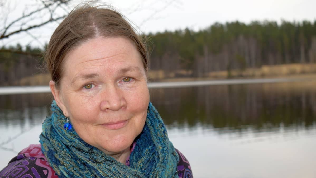 Jättijoutsen on taiteilija Jaana Bombinin suunnittelema.