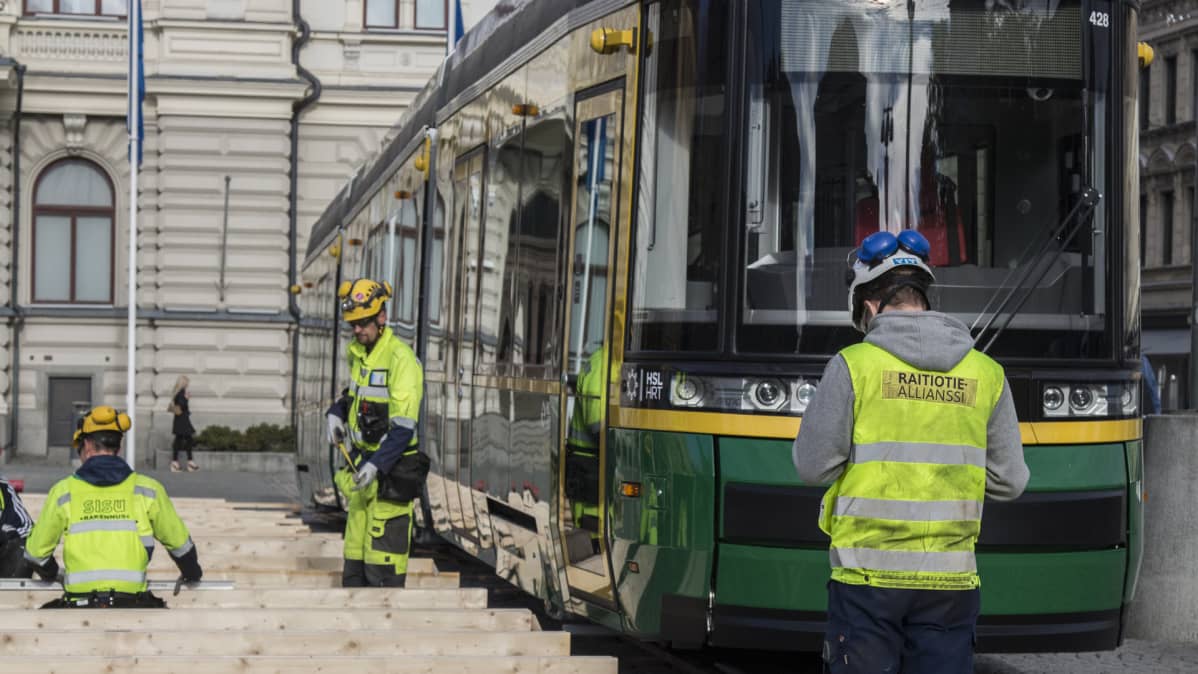 Helsingin uusi ratikka kylässä Tampereella, jalustaa rakennetaan keskustorille