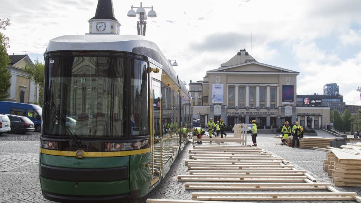 Helsingin uusi ratikka kylässä Tampereella, rakennusmiehiä, teatteritalo, vanhakirkko