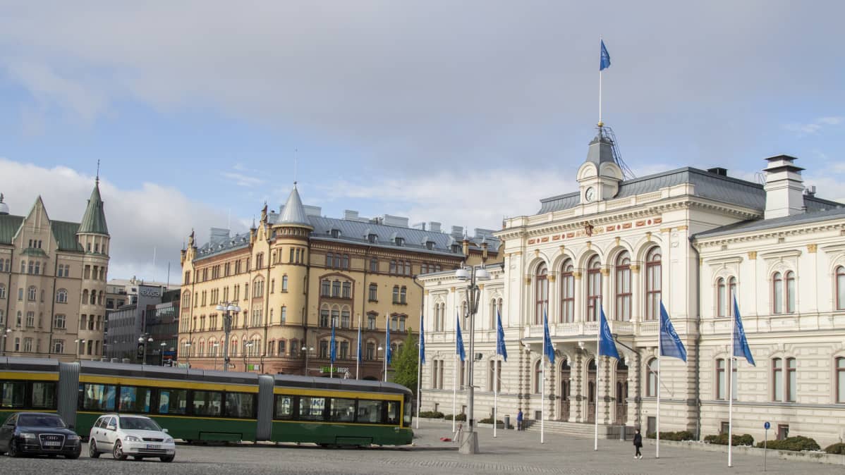 Helsingin uuri ratikka kylässä Tampereella, Keskustori, raatihuone, siniset liput saloissa