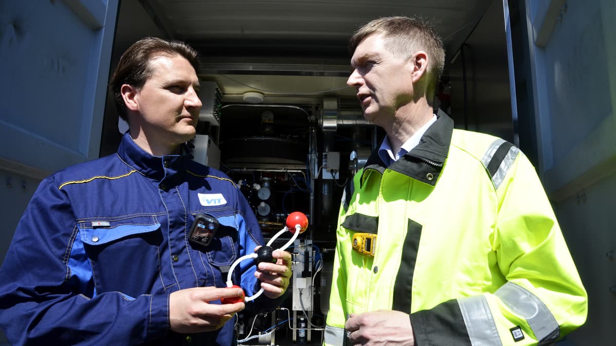 VTT:n johtava tutkija Pasi Vainikka ja LUT:n sähkötekniikan professori Olli Pyrhönen