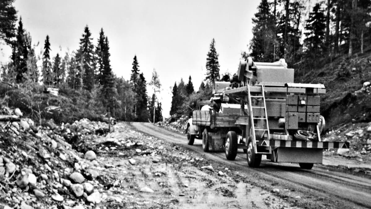 Nuottijärvelle rakennettiin muutaman kilometrin pituinen tie metsän keskelle.