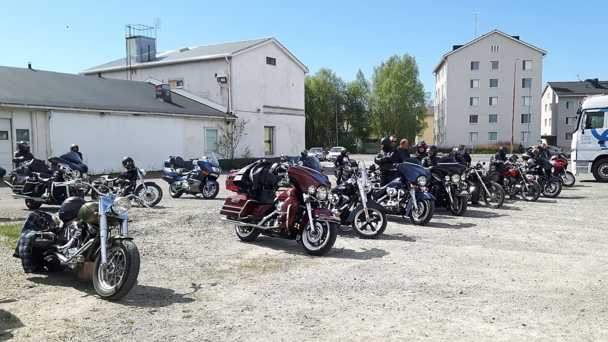 Moottoripyöriä parkkipaikalla.