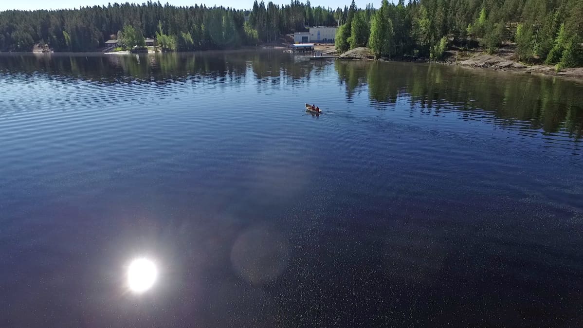 Työmatkasoutelija saapumassa perille.