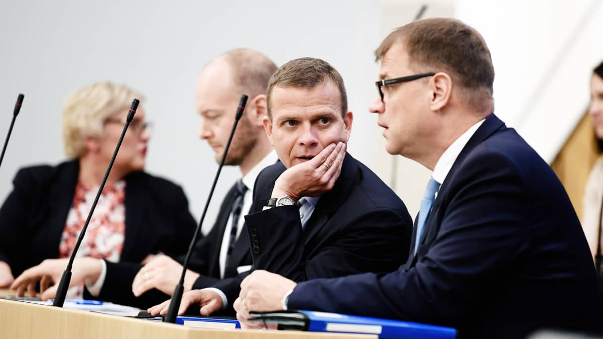 Ministerit Anu Vehviläinen, Sampo Terho, Petteri Orpo ja Juha Sipilä eduskunnan täysistunnossa maanantaina.