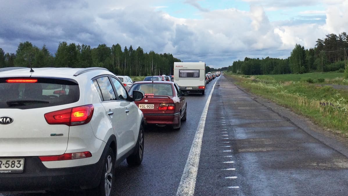 Autoletka vitostiellä.