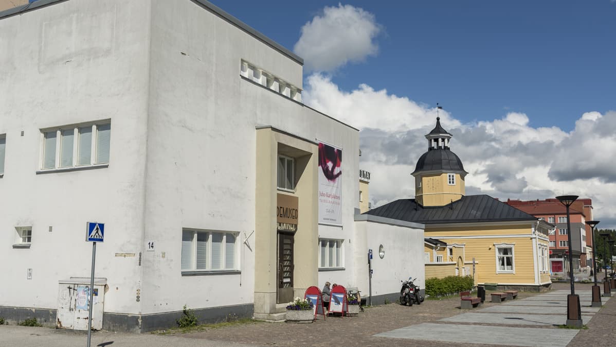 Kajaanin taidemuseo ja Raatihuone.