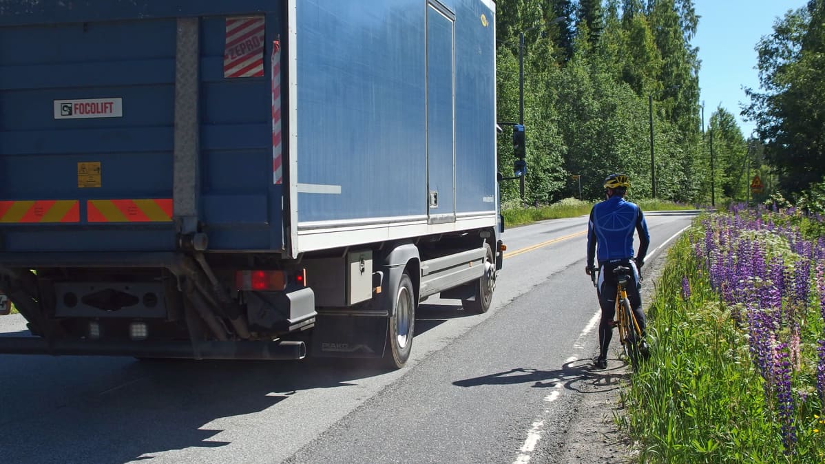 rekka ajaa polkupyöräilijän ohi