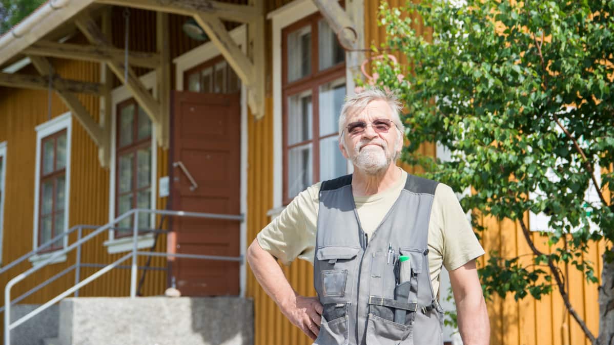 Kaj Fagerroos Hyrynsalmen vanhan aseman edessä.