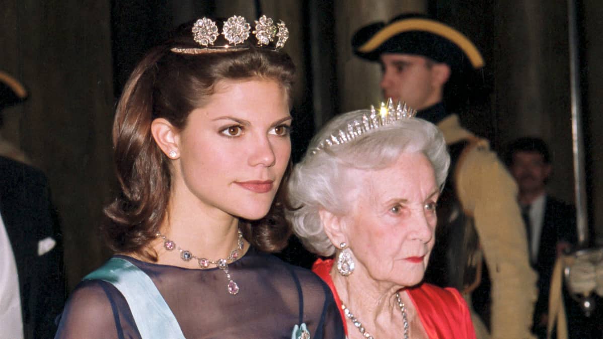 Kruununprinsessa Victoria ja Prinsessa Lilian.