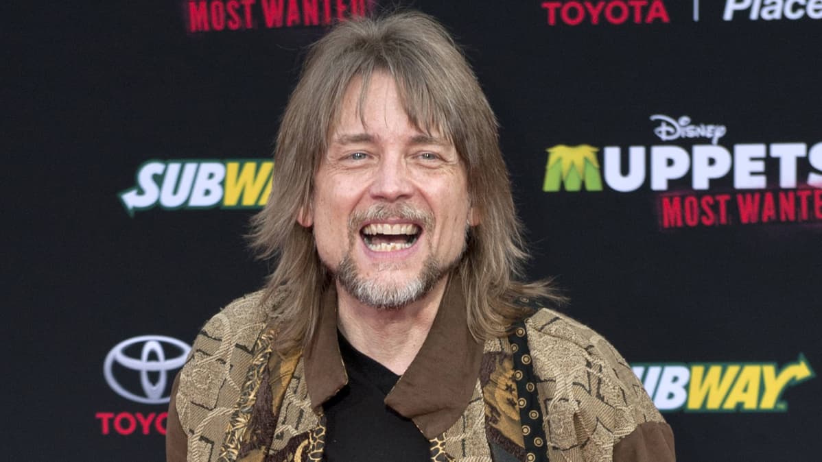 Kermitiä esittävä Steve Whitmire Muppets Most Wanted -elokuvan ensi-illassa 11. maaliskuuta 2014.