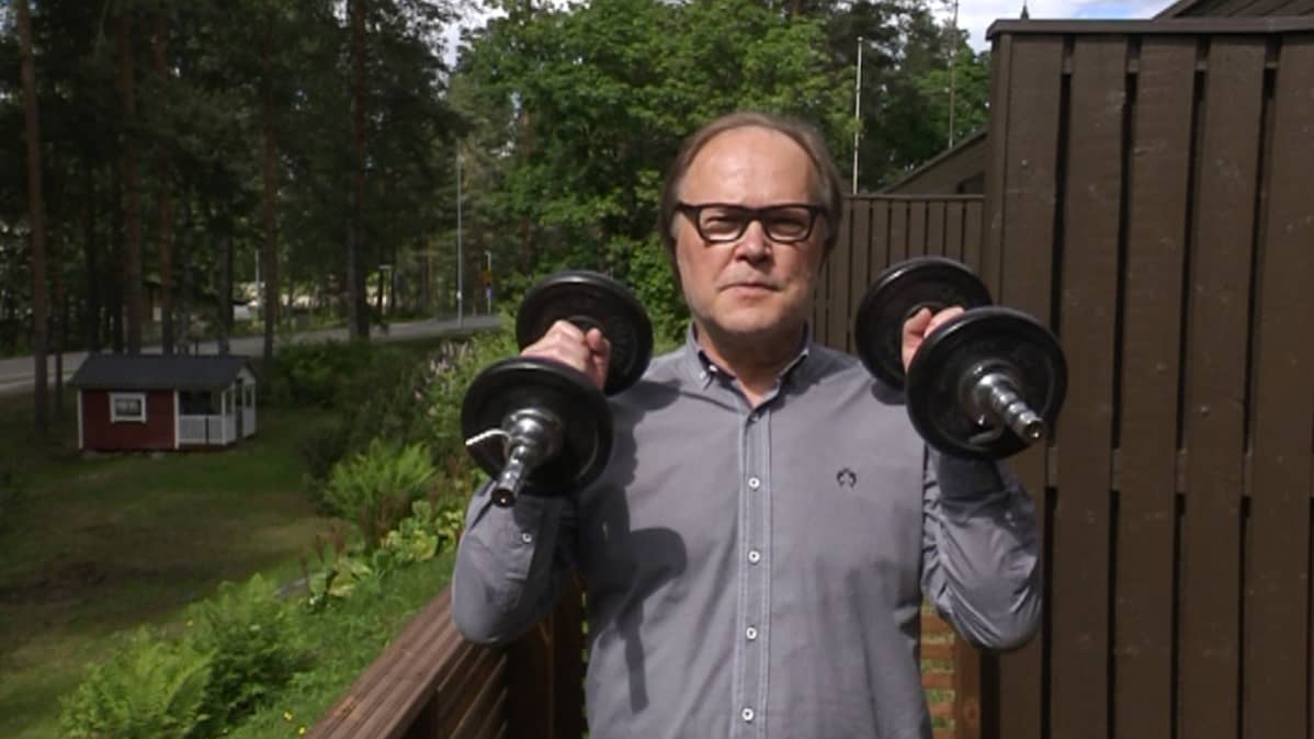 Paavo Koistinen nostelee painoja.