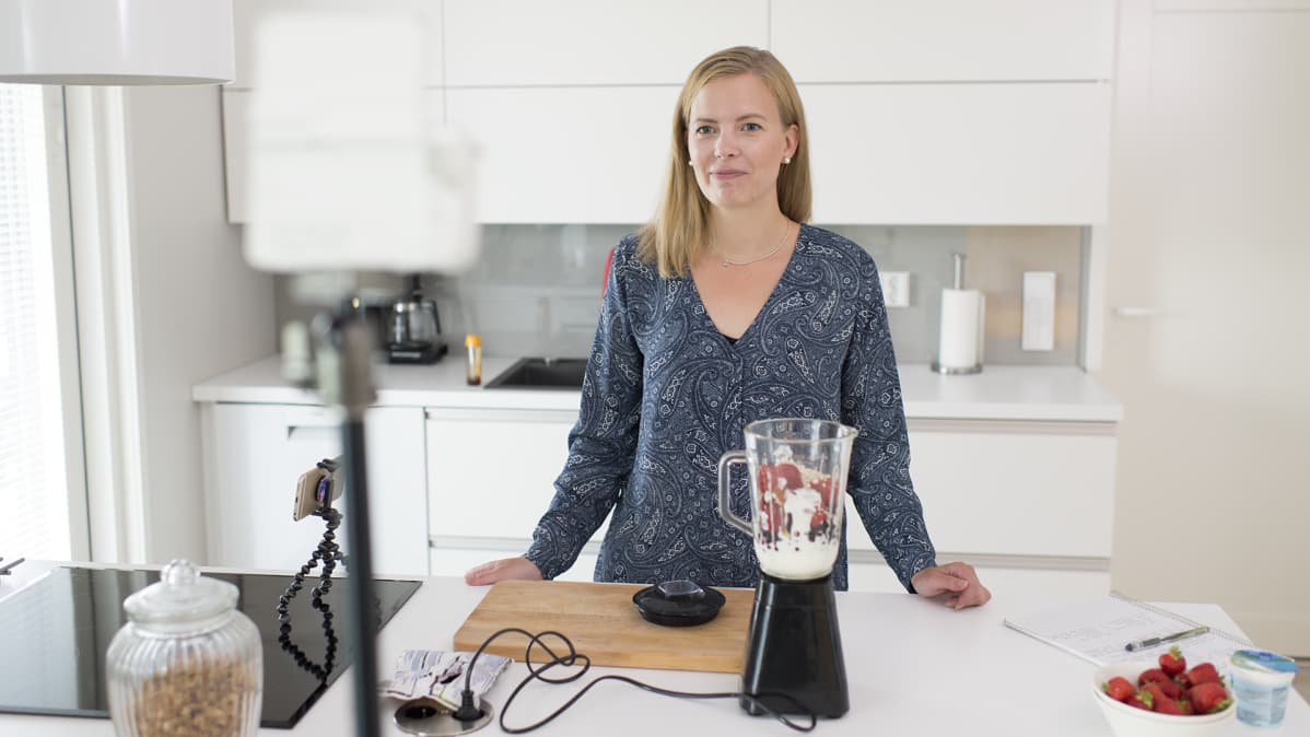 Janita Koljonen kuvaamassa Youtube-videota.