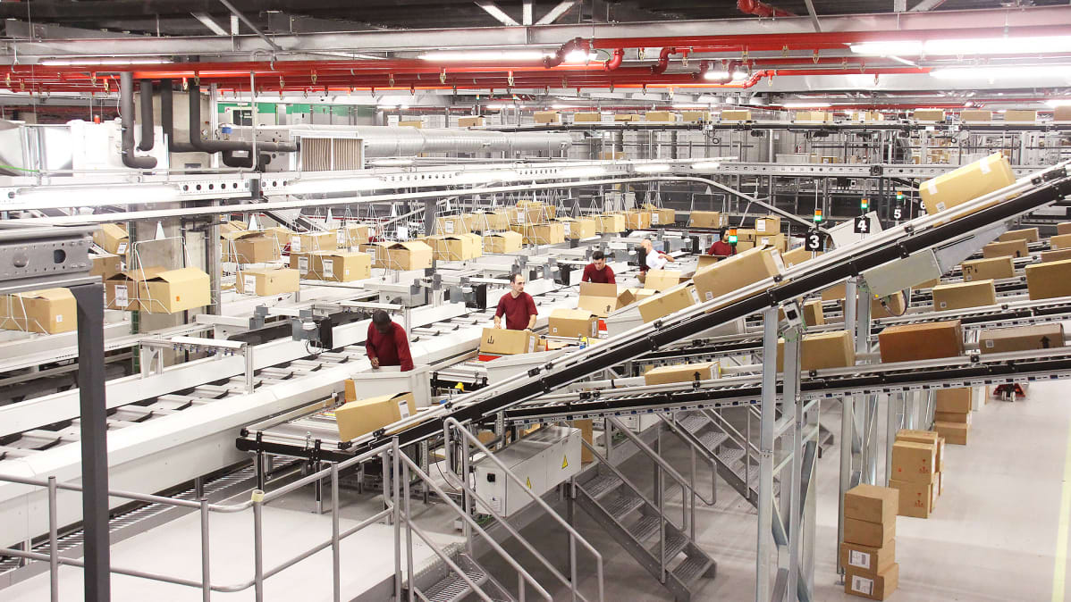 Zaran valmistamia vaatteita logistiikkakeskuksessa.
