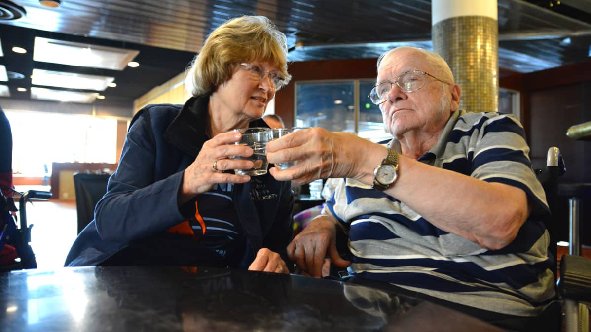 Pauline ja John Kiltinen vierailulla Kajaanissa.