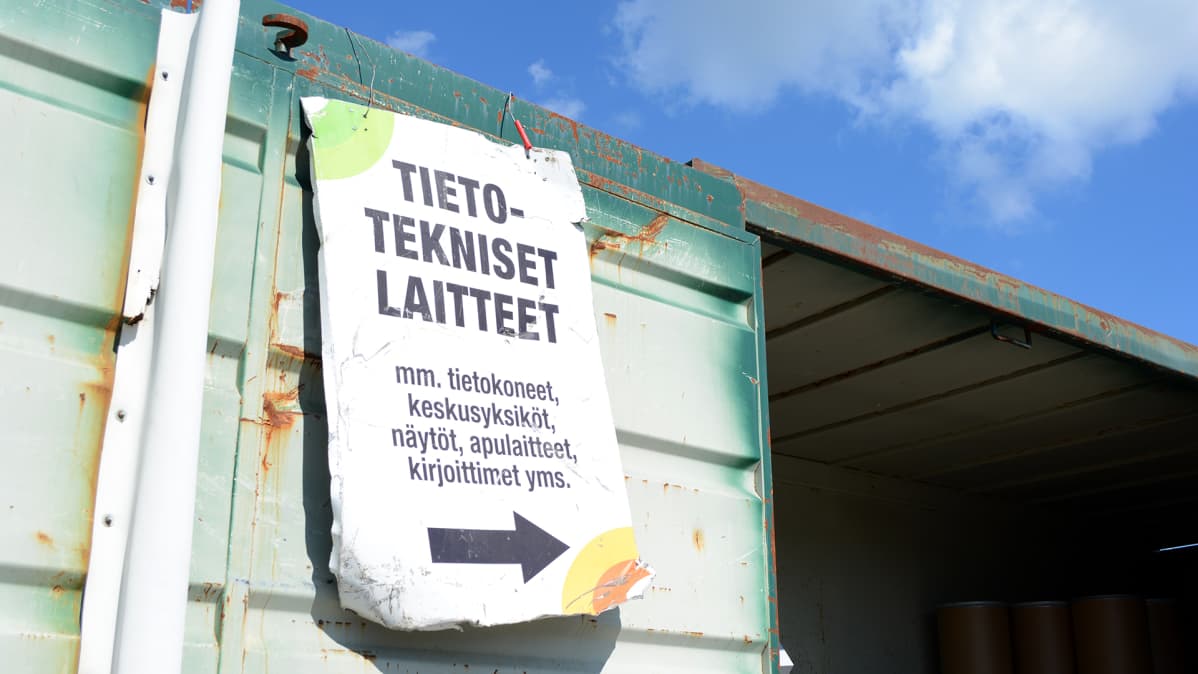 Kyltti kierrätyspisteellä.