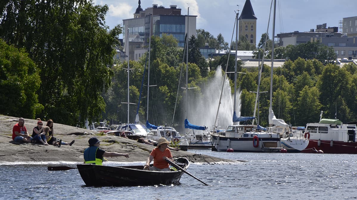 Kesäinen näkymä Saimaalta Lappeenran satamaan.