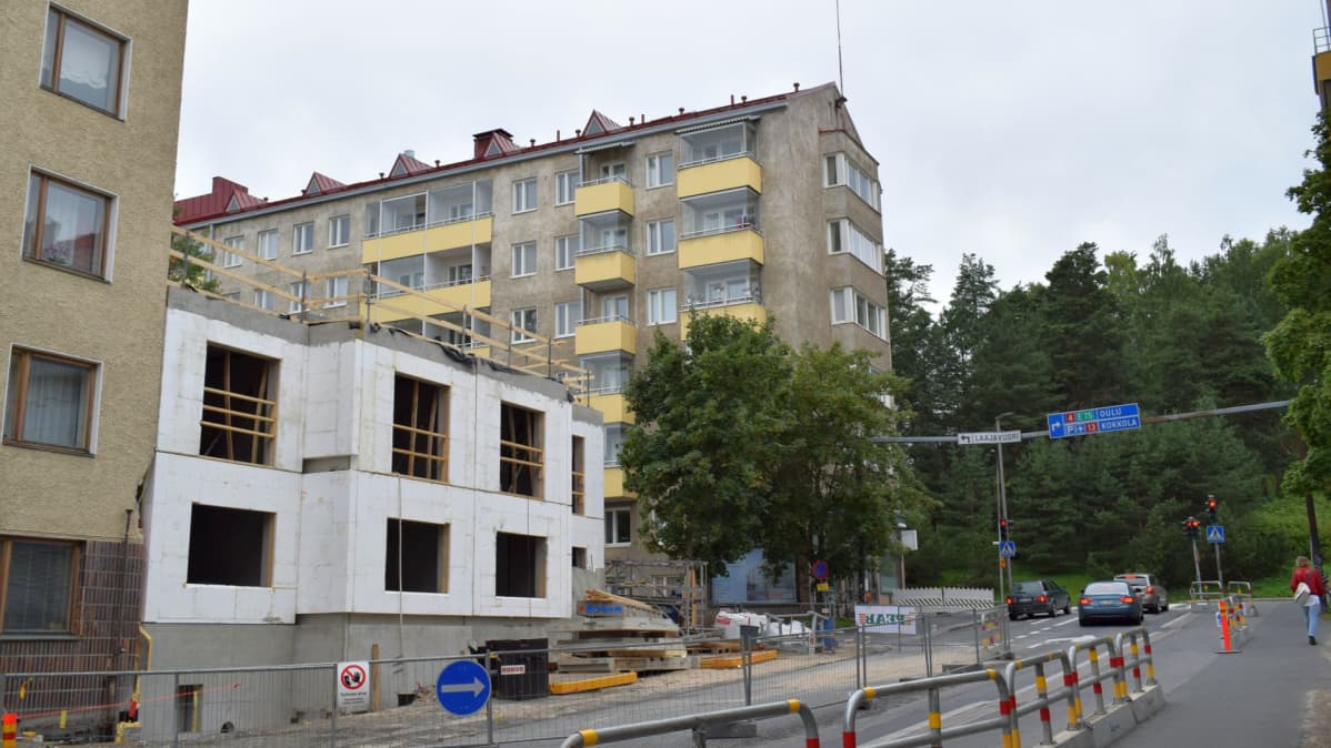 Pieniä cityasuntoja autottomille rakentuu 1956 rakennetun kerrostalon kylkeen.