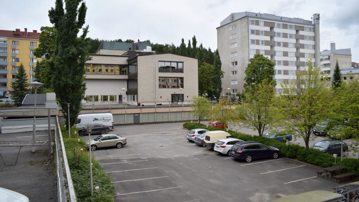 Tyhjän keskusseurakuntatalon taakse mahtuu kaksi uutta kerrostaloa opiskelijoille.