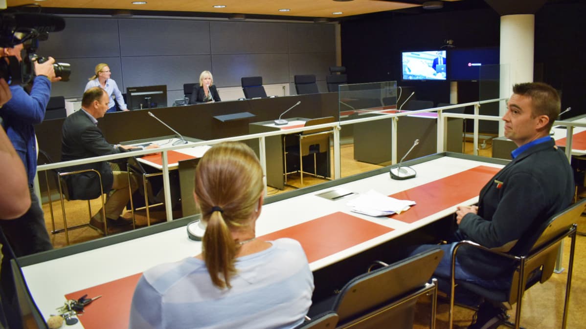 Turun puukottajan vangitsemisoikeudenkäynti.