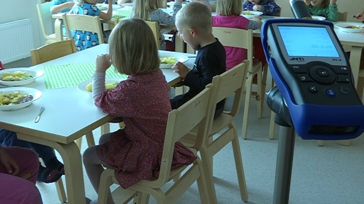 desibelimittari lasten ruokapöydän vieressä