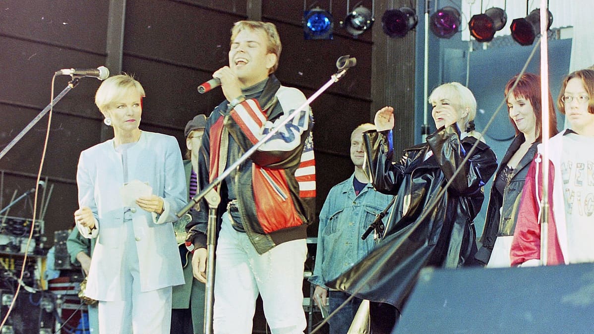Katri Helena tarkkailee Jari Karjalaisen laulusuoritusta Lounaispuistossa Jyväskylässä elokuussa 1995.