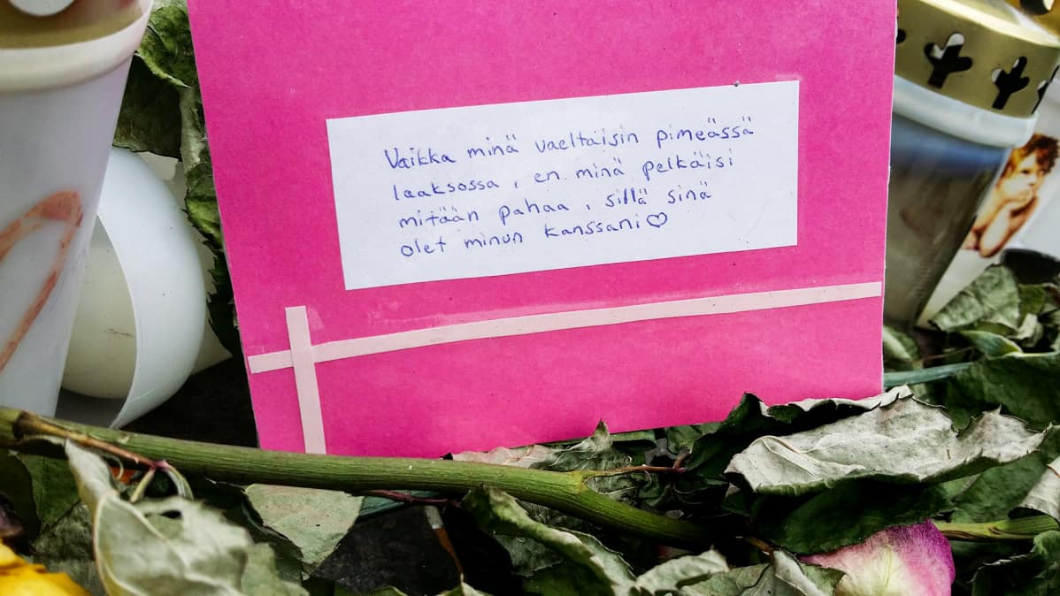 Turun toisen puukotuksen uhrin tapahtumapaikalle tuotu suruviesti.