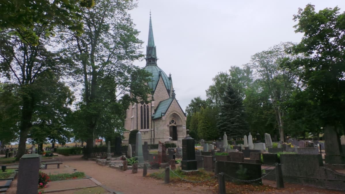 Hautausmaalla mausoleumi.