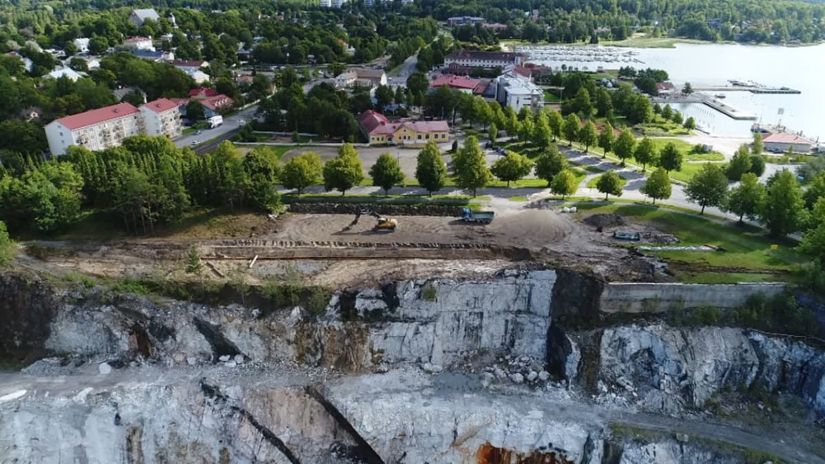 Paraisten kaupunki ja sen lähellä oleva avolouhos.